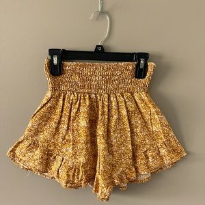 Wild Fable yellow and tan shorts in very good condition.